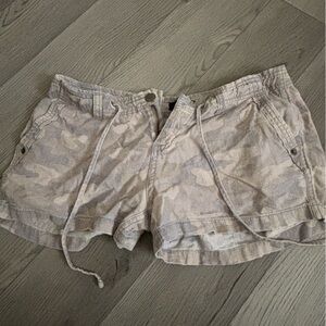 GAP Women's Camo Cargo Shorts - Tan